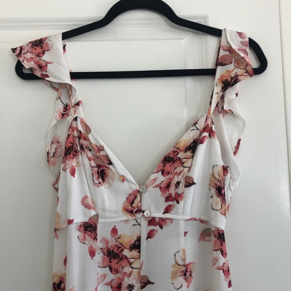 NWT Beautiful Floral Jumpsuit with Ruffle Sleeves - Picture 3 of 6